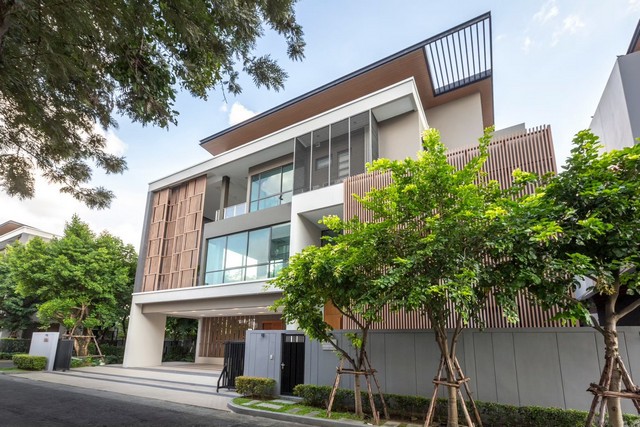 รหัสทรัพย์ 69193บ้านเดี่ยว 3 ชั้น หมู่บ้าน The Gentry วิภาวดี  ซอยวิภาวดี 62  หลังมุม  บ้านไม่เคยเข้าอยู่ พิกัดที่ตั้ง : ซอยวิภาวดี 62  ถนนวิภาวดีรังสิต แขวงตลาดบางเขน เขตหลักสี่ จังหวัดกรุงเทพ 10210รายละเอียดทรัพย์ - บ้านเดี่ยว 3 ชั้น แบบ hudson ตำแหน่งต้นโครงการ - ขนาดที่ดิน 112.90 ตารางวา พื้นที่ใช้สอยประมาณ 593 ตร.ม. - แบบบ้านมี 5 ห้องนอน ( 1 ห้องMaster Bedroom ที่ชั้น 3 ) 7 ห้องน้ำ 1 ห้องรับแขกกลางบ้าน  1 ห�