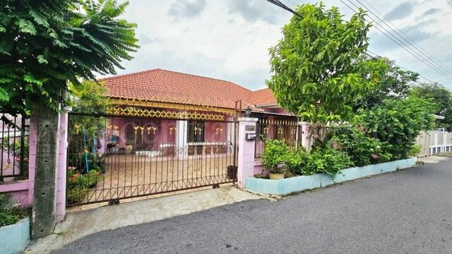รหัสทรัพย์ : N1389บ้านเดี่ยว หมู่บ้าน พรจิรา ลำลูกกา คลอง 7 เนื้อที่ 64 ตรว. ถูกสุดในโครงการที่ตั้ง :&nbsp;ถนนลำลูกกา&nbsp;ตำบลบึงคำพร้อย&nbsp;อำเภอลำลูกกา จังหวัดปทุมธานี 12150รายละเอียดทรัพย์- บ้านเดี่ยว ชั้นเดียว ขนาดพื้นที่ 64 ตารางวา พื้นที่ใช้สอย 140 ตารางเมตร-&nbsp;4 ห้องนอน, 2 ห้องน้ำ,1 ห้องพระ, 1 ห้องรับแขก, 1 ห้องครัว, 3 ที่จอดรถ&nbsp;-&nbsp;แอร์ 3&nbsp;เครื่อง, ปั๊มน้ำ+แทงค์น้ำ 1 ชุด&nbsp;-&nbsp;หน้าบ้านหั