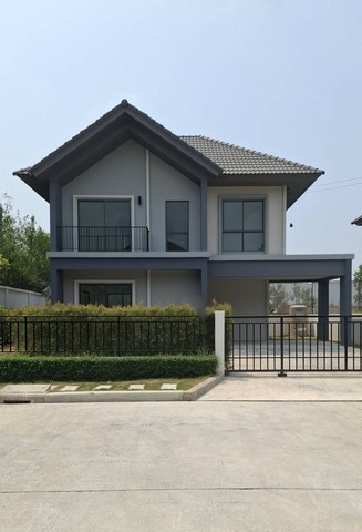 ขายหรือให้เช่า บ้านใหม่ ( ยังไม่เคยเข้าอยู่อาศัย ) บ้านเดี่ยว 2 ชั้น เนื้อที่ 61.6 ตรว.               ขนาด 3 ห้องนอน 3 ห้องน้ำ  2 ที่จอดรถโครงการนี้ตั้งอยู่ ติดถนนทางหลวงชนบท หมายเลข 3020 ซึ่งสามารถเชื่อมต่อไปยัง ถนนอ่อนนุช - ลาดกระบัง และถนนบางนา-ตราด ได้ในระยะใกล้ๆ เพื่อเดินทางเข้ากรุงเทพ หรือจะใช้เส้นทางเชื่อมเข้าถนน 314 ( สิริโสธร ) และเข้าสู่ถนนมอเตอร์เวย์สาย 7 เดินทางเพื่อไ