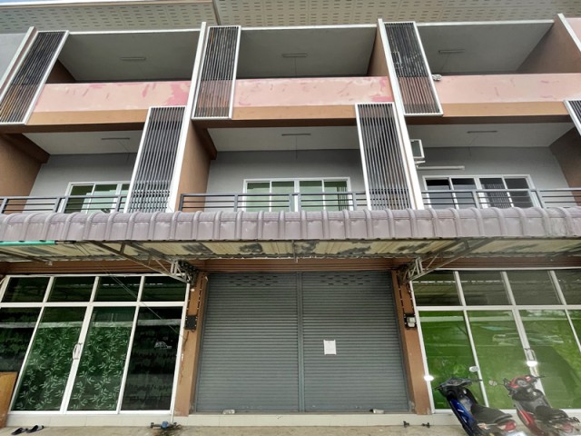 ขาย บ้านเดี่ยว/ทาวน์เฮ้าส์/คอนโด อาคารพาณิชย์ 3 ชั้น เปี่ยมสุข พลาซ่า ถนนเชียงใหม่ - สันกำแพง (ทล.1006) ต. ต้นเปา อ.สันกำแพง จ.เชียงใหม่  ราคาโปรโมชั่น   1,800,000   บาท    ลดจาก    2,280,000  บาท ราคาโปรโมชั่นจนถึงวันที่: 31 ธันวาคม 2569  รายละเอียดทรัพย์ -  เนื้อที่ 17.1 ตร.ว.  พื้นที่ใช้สอย 156 ตร.ม. -  บ้านหันไปทางทิศ ตะวันตกเฉียงใต้  พิกัดทรัพย์ : https://maps.app.goo.gl/KcUCRzn1bKuCmCaK6  สถานที่ใกล้เคียง   -ตลาดอุ๊ยทา -ตลาดครอบ