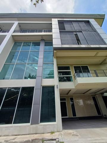 ขายโฮมออฟฟิต 4 ชั้น 600 ตร.ม. ห้องมุม ย่านรามอินทรา ใกล้แฟชั่นไอแลนส์ และ MRT วงแหวนรามอินทราราคาขาย 19,000,000 บาทราคาเช่า 60,000 บาท / เดือน ( สัญญาขั้นต่ำ 2 ปี ล่วงหน้า 1 เดือน ประกัน 2 เดือน )ที่ตั้ง ถนนรามอินทรา ซอยรามอินทรา แขวงคันนายาว เขตคันนายาว กรุงเทพมหานคร 10230ติดต่อ : คุณภัสพงณ์ 0634098164Line : deedee23https://www.facebook.com/profile.php?id=61581484955548เนื้อที่ประมาณ 70 ตารางวา พื้นที่ใช้สอย 600 ตารางเมตร จำนวน 4 ชั้น 5 ห้อง