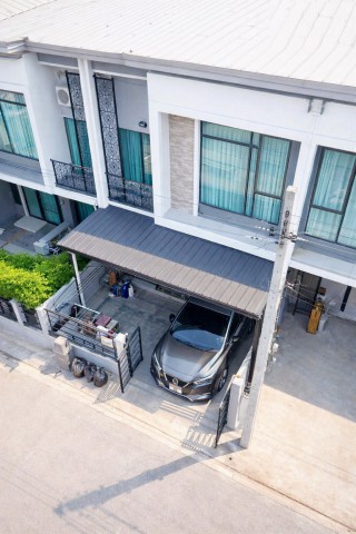 บางใหญ่พื้นที่ใช้สอย   3 ห้องนอน 2 ห้องน้ำ ใกล้เซ็นทรัล และ MRT 800 กิโลเมตร ตลาดบางใหญ่ พื้นที่ดิน 18 ตารางวา 106 ตารางเมตร เวสต์เกต600เมตร  โซฟา 1 หลัง เครื่องซักผ้า 13 กก 1 เครื่อง ตู้เย็น 2 ประตู 13 คิวไมโครเวฟ 1 เครื่อง ลิ้นชักไม้ 2 ตู้ชั้นวางของสแตนเลส ซิงค์ล้างจาน โต๊ะทานอาหาร เครื่องทำน้ำอุ่น สำหรับ 4 ท่าน แอร์4เครื่อง หลังคาที่จอดรถเหมาะสำหรับอยู่อาศัยหรือโฮมออฟฟิศให้เช�