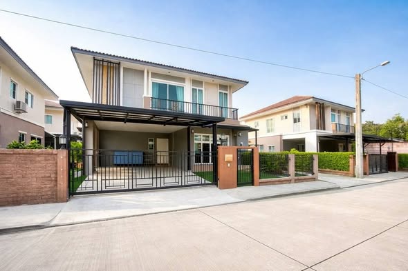 ให้เช่า - ขายบ้านเดี่ยว 2 ชั้น 56 ตรว. 4 ห้องนอน ภัสสร เพรจทิสลุกซ์ พัฒนาการ 38 ใกล้ทางด่วน ใกล้เอกมัย ทองหล่อ **รับสัตว์เลี้ยง *** ราคาเช่า 75,000 บาท/เดือน*** ราคาขาย 15.5 ล้านบาท ติดต่อ:: ชยา โทร/ID Line:: 0942823961   Link Line:: https://line.me/ti/p/3xFA1An8Kcรหัส# T26-1146บ้านเดี่ยว 2 ชั้น เพรจทิสลุกซ์ พัฒนาการ 38 ใกล้ทางด่วน ใกล้เอกมัย ทองหล่อ๐ เนื้อที่ 56 ตารางวา ๐ พื้นที่ใช้สอย 220 ตารางเมตร๐ 4 ห้องนอน (ชั้นบน 3 ห้อง ชั้นล่าง 1 ห้อ�