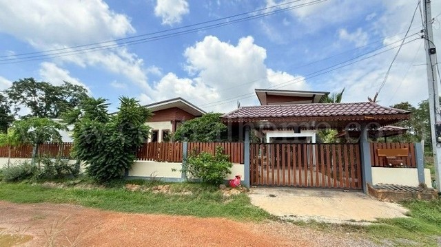รหัสทรัพย์ : 7192บ้านเดี่ยว 100 ตร.ว ปลูกบนเนินเขา หนองยาว เมืองสระบุรี บ้านสวยพร้อมอยู่ ราคาถูกที่ตั้ง :&nbsp;ถนนพหลโยธิน ตำบลหนองยาว อำเภอเมืองสระบุรี จังหวัดสระบุรี 18000รายละเอียดทรัพย์- บ้านเดี่ยว 1 ชั้น เนื้อที่ 100 ตารางวา พื้นที่ใช้สอยประมาณ 120 ตารางเมตร-&nbsp;3 ห้องนอน, 2 ห้องน้ำ, 1 ห้องรับแขก, 1 ห้องนั่งเล่น,&nbsp;1 ห้องครัว (แยกออกมานอกตัวบ้าน), 2 ที่จอดรถ- 1 ห้องนอนแยกออกจากตัวบ้�