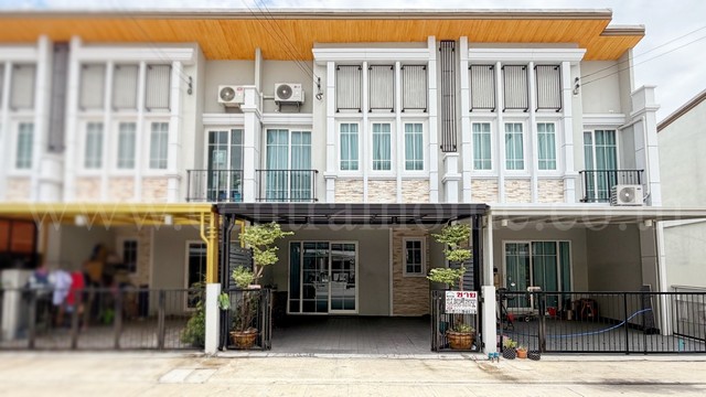 รหัสทรัพย์ : 7156ทาวน์โฮม โกลเด้น ทาวน์ รามอินทรา - วงแหวน บ้านสวย ราคาถูก พร้อมอยู่ ทำเลดีที่ตั้ง : ถนนกาญจนาภิเษก เขตบางเขน แขวงท่าแร้ง กรุงเทพมหานคร 10220รายละเอียดทรัพย์&nbsp;- ทาวน์โฮม 2 ชั้น ขนาดเนื้อที่ 19 ตารางวา, พื้นที่ใช้สอย 117 ตารางเมตร&nbsp;- 4 ห้องนอน, 3 ห้องน้ำ, 1 ห้องรับแขก, 1 ห้องครัว, 2 ที่จอดรถ- ชั้นล่างพื้นกระเบื้อง / ชั้นบนพื้นกระเบื้อง- เฟอร์นิเจอร์ ได้แก่ เตียงพร้อ�