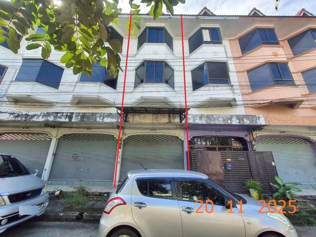 ขายอาคารพาณิชย์เมืองเชียงใหม่ 3 ชั้น  โครงการ เพชรบุรินทร์    ซอย ถนนหลักโครงการ ถนน สายเชียงใหม่ - ฮอด   ตำบล แม่เหียะ อำเภอ เมืองเชียงใหม่ จังหวัด เชียงใหม่  ราคาโปรโมชั่น  1,970,000   บาท    ลดจาก  2,500,000  บาท ราคาโปรโมชั่นตั้งแต่วันที่ 1 กรกฎาคม 2569 – 30 กันยายน 2569  รายละเอียดทรัพย์ -  เนื้อที่ 17.00 ตร.ว.  พื้นที่ใช้สอย 172.00 ตร.ม. -  2 ห้องนอน 3 ห้องน้ำ   -  1 ที่จอดรถ  -  บ้านหันไปทางทิศ ตะวันออกเฉีย�