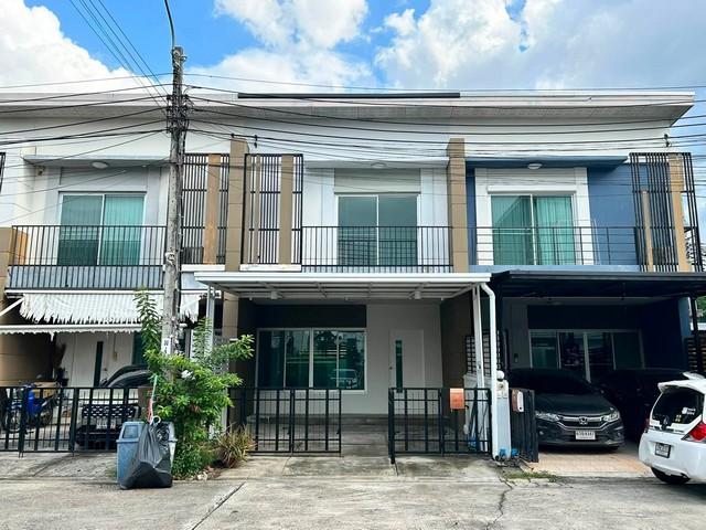 ขายทาวน์เฮ้าส์ 2 ชั้น หมู่บ้าน My Place นวมินทร์ 72 Renovate แล้วพร้อมเข้าอยู่ ใกล้ตลาดปัฐวิกรณ์ราคาขาย 3,090,000 บาท ( ฟรีโอน )ที่ตั้ง ถนนนวมินทร์ (ถนนสุขาภิบาล 1) ซอยนวมินทร์ 72 แขวงคลองกุ่ม เขตบึงกุ่ม กรุงเทพมหานคร 10240ติดต่อ : คุณภัสพงณ์ 0634098164Line : deedee23https://www.facebook.com/profile.php?id=61581484955548พื้นที่ใช้สอย 122 ตารางเมตร จำนวน 2 ชั้น 3 ห้องนอน 2 ห้องน้ำ ที่จอดรถ 2 คันแบบบ้านหน้ากว้าง 5.5 เมตร มี 1 ห้องเก็บของ Renovate แล้วพร้