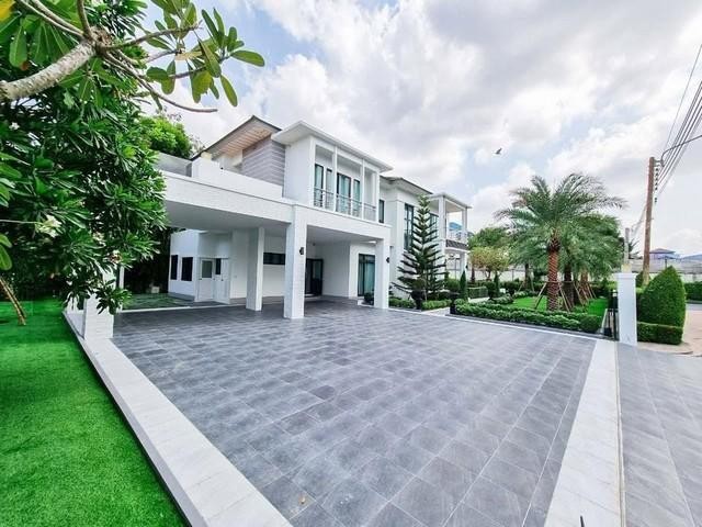 ให้เช่า- ขายบ้านเดี่ยวหลังมุม 210 ตรว. 5 ห้องนอน โครงการ Perfect Masterpiece สุขุมวิท77 (Size ใหญ่สุด) ใกล้สนามบินสุวรรณภูมิติดต่อ:: ชยา โทร/ID Line:: 0942823961Link Line:: https://line.me/ti/p/3xFA1An8Kcรหัส# T26-946บ้านเดี่ยวหลังมุม โครงการ Perfect Masterpiece สุขุมวิท77 ใกล้สนามบินสุวรรณภูมิ• ที่ดิน 210 ตรว. (ใหญ่สุด)• พื้นที่ใช้สอย 585 ตรม.• 5 ห้องนอน• 5 ห้องน้ำ• 1 ห้องอเนกประสงค์ชั้นล่าง ทำเป็นห้องทำงานหรือห้องนอนได้• ห้องแม่บ้าน 1 ห้อง• มีครั