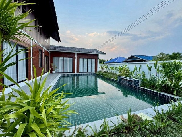 ให้เช่า 150,000 บาท/เดือน ขาย 18.6 ล้าน 200 ตรว. #โซนสารภี พูลวิลล่าหรูสไตล์ #Modern #Lanna Luxury ใกล้เมืองเชียงใหม่ – บ้านหรูดีไซน์สวย พื้นที่กว้าง บรรยากาศเป็นส่วนตัว #เฟอร์นิเจอร์บิ้วอินทั้งหลัง เข้าอยู่ได้ทันที เหมาะทั้งอยู่อาศัยหรือปล่อยเช่า #ไม่รับสัตว์เลี้ยงรายละเอียดทรัพย์ที่ดิน 200 ตารางวาพื้นที่ใช้สอย 875 ตารางเมตร5 ห้องนอน4 ห้องน้ำ3 ที่จอดรถสระว่ายน้ำขนาดใหญ่ ระบบเกลือข