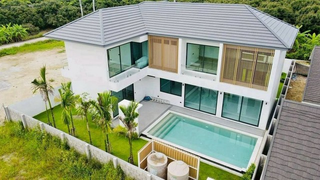 Pool Villa สุดหรู 15.68 ล้านบาท (บ้านเปล่า) #อำเภอเมือง #วิวดอยสุเทพ #บ้านปลอดฝุ่น เดินทางสะดวก #ใกล้เซ็นทรัลเฟสติวัล เพียง 10 นาทีรายละเอียดบ้านที่ดิน 142.5 ตร.วาพื้นที่ใช้สอย 408 ตร.ม.4 ห้องนอน 5 ห้องน้ำ1 ห้องแม่บ้าน + ห้องน้ำ1 ครัวไทย / 1 ครัวตะวันตกสระว่ายน้ำระบบเกลือ ขนาด 4x8 ม.ผนังก่ออิฐมอญ แข็งแรงทนทานตอกเสาเข็ม / ฉนวนกันความร้อนห้องรับแขกโถงสูง 6 เมตร (Double Space)ผนังดับเบิ้ลวอลล์ กันเ
