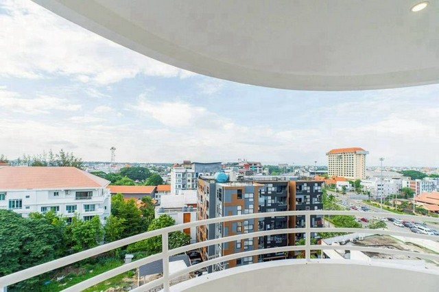 ราคาพิเศษเพียง 4.69 ล้าน PENTHOUSE สุดหรู #เวียงพิงค์แมนชั่น ใจกลางนิมมาน ติด #MAYA เพียง 200 ม. วิวโล่ง โปร่งสบาย เห็นถนนซุปเปอร์ไฮเวย์ ระเบียงกว้าง บรรยากาศดี อยู่สบายระดับ Luxuryรายละเอียดห้องชั้น 10ขนาดใหญ่ 71 ตร.ม.2 ห้องนอน | 2 ห้องน้ำ1 อ่างอาบน้ำ (ระบบน้ำร้อน–น้ำเย็น)1 มุมทำงาน1 มุมพักผ่อน1 ครัว1 ห้องทานอาหาร1 ระเบียงใหญ่ระบบไฟฟ้า + สุขภัณฑ์ เปลี่ยนใหม่ทั้งหมดBuilt-in หรูทั้งห้องFully Furnished + 
