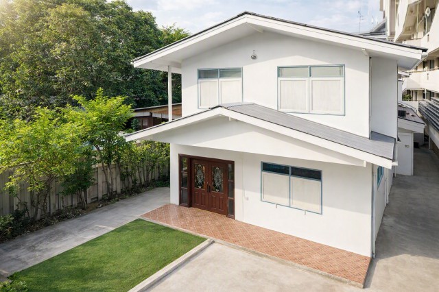 โฮมออฟฟิศให้เช่า 3 นอน 2 น้ำ สุขุมวิท62-68 ใกล้ BTS อุดมสุข 700 ม.และ คลาวด์ 11 1.1 กม. ขนาด 52 ตร.ว. 210 ตร.ม. 29,999 B-M.กว้างขวาง เหมาะสำหรับ โฮมออฟฟิศ เกสต์เฮาส์ Airbnb รองรับการจดทะเบียนบริษัท ทำเลสุขุมวิท เดินทางสะดวก  เข้า-ออกสะดวก ใกล้แหล่งธุรกิจ ศูนย์การค้าชั้นนำ รถไฟฟ้า ทางด่วน และสิ่งอำนวยความสะดวกครบครันSukhumvit62-68 near BTS UdomSuk (700 m). 3-bed 2-bath home office for rent near Cloud 11 1.1 km. Size 52 sq.wa 210 sq.m. Rental price 29,999 THB/month. Spacious and ideal for a home office guesthouse Airbnb or c