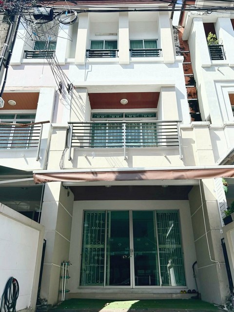 ให้เช่าทาวน์โฮม 3 ชั้น บ้านกลางเมือง เดอะ ปารีส พระราม 9 – กรุงเทพกรีฑา 7 ใกล้ทางด่วน รถไฟฟ้า ศูนย์การค้า และสนามบินสุวรรณภูมิ*** ราคาเช่า 20,000 บาท/เดือน  ติดต่อ:: ชยา โทร/ID Line:: 0942823961   Link Line:: https://line.me/ti/p/3xFA1An8Kcรหัส# T26-1148ทาวน์โฮม 3 ชั้น บ้านกลางเมือง เดอะ ปารีส พระราม 9 – กรุงเทพกรีฑา 7๐ เนื้อที่ดิน: 18 ตารางวา ๐ พื้นที่ใช้สอย 180 ตารางเมตร๐ หน้ากว้าง: 4 เมตร ความลึก: 16 เมตร๐ 3 ห้องนอน 3 ห้องน้ำ๐ 1 ห้อ�