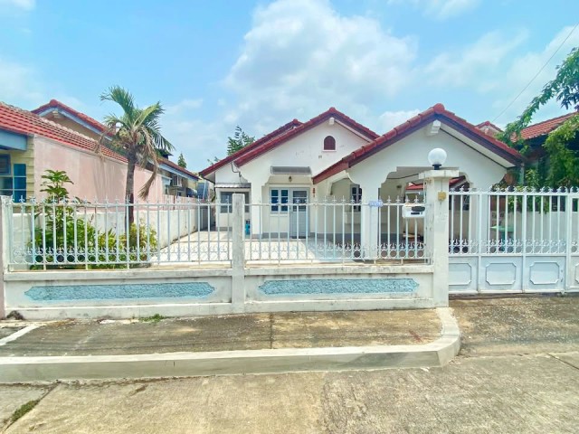 บ้านเดี่ยวชั้นเดียว 2 นอน 1 น้ำ ขนาด 50 ตร.ว. 200 ตร.ม. 11,999 B-M.ใกล้รร.พหลโยธิน พ่วงเจริญอุปถัมภ์ 800 ม.พร้อมที่จอดรถ บรรยากาศเงียบสงบ เหมาะสำหรับอยู่อาศัย เดินทางสะดวกทำเลวิภาวดีรังสิต 80-84  ใกล้ตลาดเสริมเพิ่มพูน 600 ม.โรงพยาบาล ศูนย์การค้า รถไฟฟ้า และสนามบินดอนเมืองSingle-story house with 2 bed 1 bath on 50 sq.wa. 200 sq.m. Rental price 11,999  B-M. with parking for 3 cars. Quiet atmosphere ideal for living. Located on Vibhavadi Rangsit Road 80-84 near Serm Phuem Poon Market 600 m. Phaholyothin Phueng Charoen Uppatham School 800 m. hospitals shopping centers BTS S