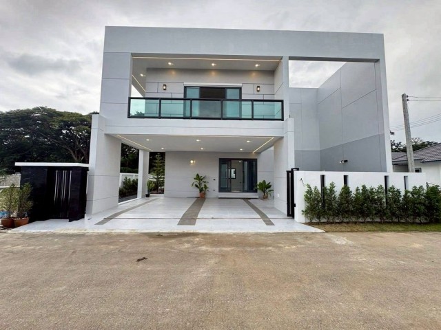 Pool Villa สร้างใหม่ เพียง 4.5 ล้าน #ท่ารั้ว - #ตลาดขวัญ #ดอยสะเก็ด บ้านสร้างใหม่ หลังใหญ่ ฟังก์ชันครบ ในราคาที่เอื้อมถึง! ได้ทั้งบ้าน และสระว่ายน้ำส่วนตัว พร้อมเข้าอยู่รายละเอียดบ้านที่ดิน 60 ตร.ว.พื้นที่ใช้สอย 312 ตร.ม.4 ห้องนอน3 ห้องน้ำ1 ห้องครัวจอดรถได้ 3 คันพร้อมสระว่ายน้ำส่วนตัวจุดเด่นบ้านสร้างใหม่ ดีไซน์ทันสมัย วัสดุก่อสร้าง SCGพื้นที่ใช้สอยกว้าง เหมาะสำหรับครอบครั�