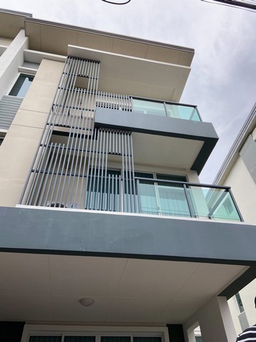 RT02226 ทาวน์โฮม 3 ชั้น หลังมุม Town Avenu ศรีนครินทร์ ซอย อ่อนนุช 68 ใกล้รถไฟฟ้าสีเหลือง สถานีศรีนุช 700 เมตรTown Avenu ศรีนครินทร์ ที่อยู่: ทาวน์ อเวนิว ศรีนครินทร์, 68 ซอย อ่อนนุช, แขวงสวนหลวง เขตสวนหลวง กรุงเทพมหานคร 10250ทาวน์โฮม 3 ชั้นหลังมุม 22 ตรวพื้นที่ใช้สอย 195 ตรม.3 ห้องนอน 4 น้ำห้องนั่งเล่น ห้องครัวแอร์ ทุกห้อง ตกแต่งบางส่วน2 ที่จอดรถราคาเช่า 32,000/ เดือน Town Avenue SrinakarinAddress: Town Avenue Srinakarin, 68 Soi On Nut, Suan Luang Subdi