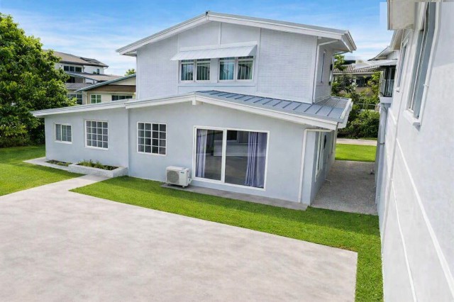 ให้เช่าบ้านเดี่ยว 2 ชั้น 3 ห้องนอน 2 ห้องน้ำ สถานีกลางบางซื่อ ใกล้สะพาน 99 เพียง 444 ม. 19,998 บาทต่อเดือน ใกล้ MRT บางซ่อน 1.6 กม. ทำเลเตาปูน บางซื่อ ประชาชื่น1-8 เดินทางสะดวก ใกล้ มจพ. พื้นที่ 61 ตร.ว. 198 ตร.ม. บ้านเงียบสงบ มีสวนหย่อม ฟังก์ชันครบ จอดรถ 2 คัน แอร์ 3 เครื่องBang Sue Central Station For Rent Two Story Detached House with 3 Bedrooms and 2 Bathrooms 19,998 baht per month near Saphan 99 only 444 m and MRT Bang Son 1.6 km. Convenient Taopoon Bang Sue Prachachuen1-8 location near KMUTNB. Land size 61 sq.wah with 198 sq.m. of usable area. Quiet neighborhood with garden, complete liv