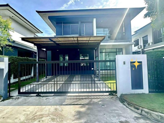 modern luxury style ไม่เคยปล่อยเช่ามาก่อนบ้านเดี่ยว2ชั้น ให้เช่า #บ้านเช่ากรุงเทพกรีฑา 4 ห้องนอน 3 ห้องน้ำ 1ห้องรับแขก 1ห้องครัว 63ตรว. ที่จอด 2 คัน เฟอร์นิเจอร์ครบและเครื่องใช้ไฟฟ้าหลัก (แอร์ ทีวี ตู้เย็น เครื่องทำน้ำอุ่น)มีแอร์ทุกห้องสิ่งอำนวยความสะดวกในโครงการสวนสาธารณะขนาดใหญ่คลับเฮ้าส์ สระว่ายน้ำ และฟิตเนสระบบรักษาความปลอดภัย 24 ชั่วโมง พร้อม CCTV และ Key Card Accessที่ตั้ง กรุง