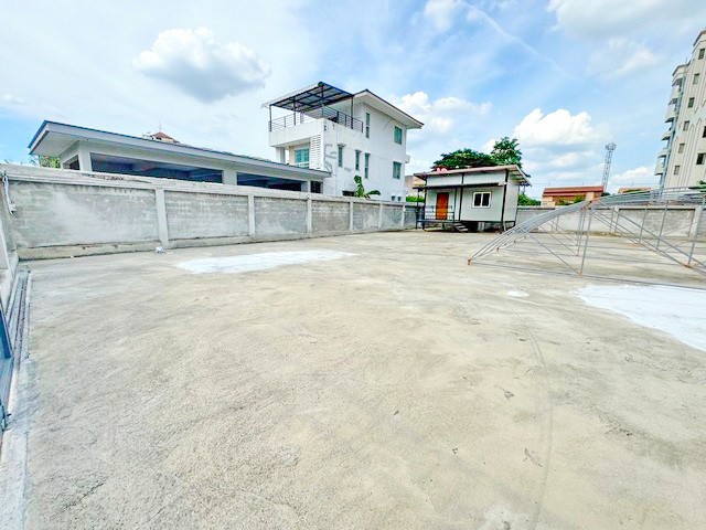 รถไฟฟ้าสีส้ม กกท. 520ม. ที่ดินเทคอนกรีต 144 ตร.ว. 576 ตร.ม พร้อมอาคาร 1 ชั้น ราชมังคลากีฬาสถาน  ใกล้รร.นานาชาติสองภาษาลาดพร้าว 850 ม.  เนื้อที่ 32,998 บาท/เดือน .ถมดิน และเทคอนกรีตแล้ว เหมาะสร้างบ้าน โฮมออฟฟิศ โชว์รูม โกดัง หรือการลงทุน ใกล้รพ.ลาดพร้าว 1.1 กม.ศูนย์การค้า เดินทางสะดวก เชื่อมต่อถนนหลักหลายสาย รถไฟฟ้า และทางด่วนได้ง่าย Filled Concrete land with a single-story building 144 sq.wa 576sq.m. Orange Line MRT, 520m from Sports Authority of Thailand (SAT