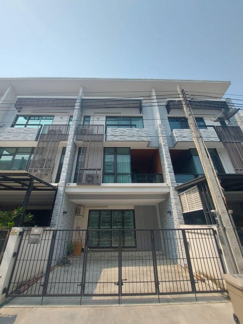 ให้เช่าทาวน์โฮม 3 ชั้น 220 ตรม Plex บางนา ติดริมถนน บางนา-ตราด กม.5 ใกล้เมกะบางนา, Central บางนา*** ราคาเช่า 32,000 บาท/เดือน ติดต่อ:: ชยา โทร/ID Line:: 0942823961Link Line:: https://line.me/ti/p/3xFA1An8Kcรหัส# 26-1006  ทาวน์โฮม 3 ชั้น เพล็กซ์ บางนา ติดริมถนน บางนา-ตราด กม.5 ใกล้เมกะบางนา, Central บางนา• พื้นที่ใข้สอย 220 ตรม • 3 ห้องนอน• 4 ห้องน้ำ• 1 ครัว, 2 ห้องโถง• 2-3 ที่จอดรถ   สิ่งอำนวยความสะดวกในโครงการ• สระว่ายน้ำยาว 23 เมตร / ฟิตเนส / สวนส่วน�