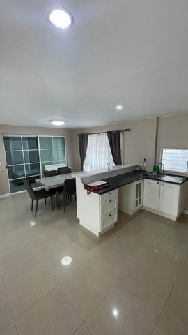 RHT2711ให้เช่าบ้านเดี่ยวโครงการบ้านมัณฑนา 1 สุขาภิบาล2 ใกล้ซีคอน สแควร์ ,พาราไดซ์ พาร์คและ เซ็นทรัล บางนาเนื้อที่ 79 ตร.ว. 4 ห้องนอน 3 ห้องน้ำ จอดรถ 1 คันสนใจติดต่อคุณเจี๊ยบ 092-851-6969Line :Keti2522 ·ราคาเช่า  40,000 บาท/เดือน มัดจำ2ล่วงหน้า1 เดือน  ถ. สุขาภิบาล 2 แขวงดอกไม้ เขตประเวศ กรุงเทพมหานคร 10250สิ่งอำนวยความสะดวก Club houseสระว่ายน้ำเด็กสระว่ายน้ำผู้ใหญ่ฟิตเนสสวนสาธารณะสนามเด็กเล่นทะเลสา�