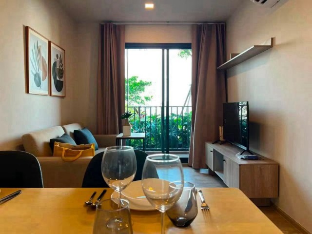 ให้เช่า 24,000 บาท/เดือน 56.5 ตรม. 2 นอน 2 น้ำ The #BaseHeight Chiang Mai #วิวสระว่ายน้ำ #เฟอร์นิเจอร์และเครื่องใช้ไฟฟ้าครบ พร้อมเข้าอยู่ #ใกล้เซ็นทรัลเฟสติวัลรายละเอียดห้องพื้นที่ใช้สอย 56.5 ตร.ม.ชั้น 72 ห้องนอน2 ห้องน้ำ1 ห้องนั่งเล่นครัวเปิด พร้อมเครื่องดูดควันและระบบระบายอากาศระเบียง หันทิศตะวันออกค่าเช่า 24,000 บาท/เดือน (สัญญา 1 ปี)สัญญาขั้นต่ำ 6 เดือนเงื่อนไข: ประกัน 2 เดือน + ล่วงหน้า 1 เดือน