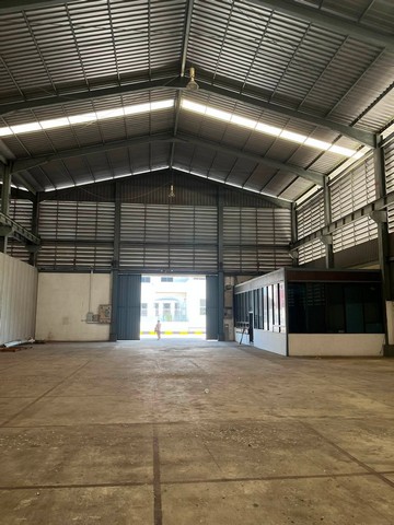 ปล่อยเช่าโกดัง 2,280 ตรม  ถนนเทพารักษ์ ต.บางพลีใหญ่ จังหวัดสมุทรปราการรหัส TTR 2930• มีออฟฟิศในตัวโกดัง• เครน 5 ตัน จำนวน 2 ตัว• ความสูง 13 เมตร ,ความยาว 114 เมตร• หน้ากว้าง 20 เมตร• พื้นรับน้ำหนักได้ไม่เกิน 5 ตัน/ตรม.• ผังสีที่ดิน: สีแดง• เหมาะสำหรับเก็บของ คลังสินค้า โชว์รูมรถ เพราะพื้นที่ใหญ่มาก• มี รปภ ดูแล 24 ชม (กรุณานัดผมก่อนเข้าชมนะครับ) ห้ามเข้ามาแล้วค่อยแจ้ง รปภ นะครับ•
