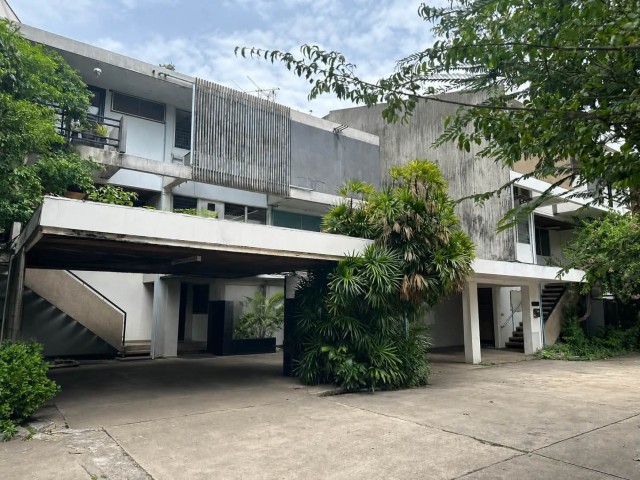 ให้เช่า #โฮมออฟฟิศ Private Garden view Duplex Office ใจกลางอารี #ใกล้BTSอารี ราคาเช่า : 85,000 บาท/เดือน(สัญญาขั้นต่ำ 3 ปี ปรับค่าเช่า 10% ต่อปี)#รายละเอียดประเภททรัพย์ : โฮมออฟฟิศ 2 ชั้นพื้นที่ใช้สอย : 150 ตรม.- พื้นที่ ชั้น 1 ขนาด 95 ตรม.- พื้นที่ ชั้น 2 ขนาด 55 ตรม.ชั้น 1• Open Working Area• Mini Bar• Pantry• Meeting Area• ห้องน้ำส่วนตัว• Terrace พร้อมสวน• Double Volume เชื่อมต่อกับชั้น 2ชั้น 2• ห้องทำงานส่วนตัว 2 ห้อง• ห้องน้ำส่วนตัว พร้อมอ่างอาบน้ำ�