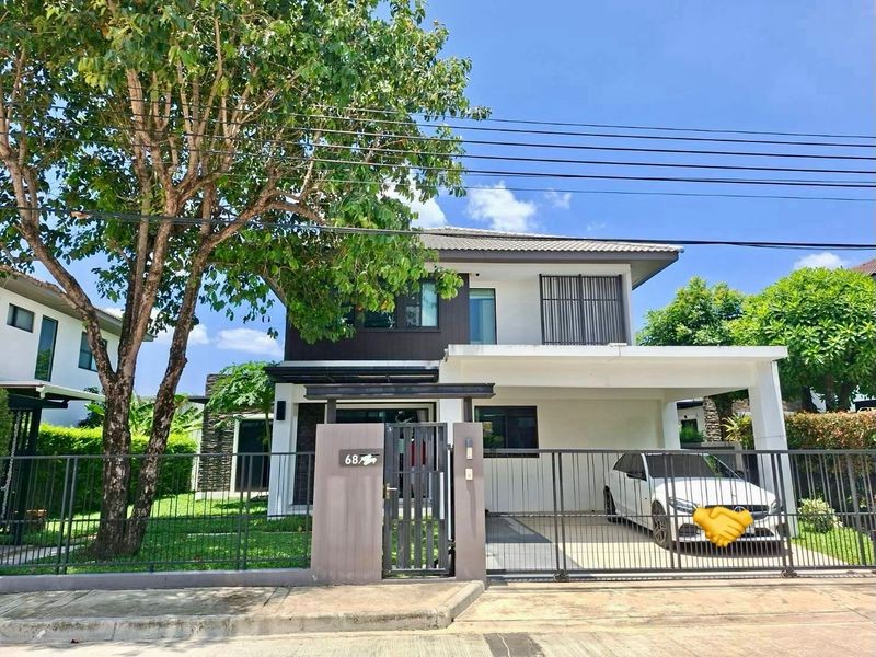 #ให้เช่าบ้านเดี่ยวติดเมกะบางนา บ้านสวย พร้อมเข้าอยู่ Mantana Bangna Km.7บ้านพื้นที่สนามหญ้ากว้าง พร้อมห้องนอนชั้นล่างที่สามารถปรับฟังก์ชันเป็นห้องผู้สูงอายุได้อย่างลงตัว#ราคาเช่าสุดพิเศษ : 69,000บาท/เดือน (ต่อรองได้)มัดจำประกันบ้าน 2 เดือน และ ล่วงหน้า 1 เดือนสัญญาขั้นต่ำ 1 ปี ขึ้นไปรายละเอียด(Property Details)- ขนาดที่ดิน: 65.9 ตารางวา- พื้นที่ใช้สอย: 172 ตารางเมตร- บ้านทิศเหนือ ร่มรื่นตล