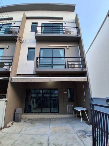 RT02230 ให้เช่า ทาวน์โฮม บ้านสวย หลังมุม 3 ห้องนอน 3 ห้องน้ำ  หมู่บ้านกลางเมือง รามอินทราหมู่บ้านกลางเมือง รามอินทราที่อยู่  ซอย กาญจนาภิเษก 6/1 แขวงท่าแร้ง เขตบางเขน กรุงเทพมหานคร 10220ทาวน์โฮม 3 ชั้น 3 ห้องนอน 3 ห้องน้ำบ้านหลังมุม เป็นส่วนตัว สถานที่ใกล้เคียง Fashion Island The Promenadeราคาเช่า 18,000 / เดือน Klang Muang Ram Inthra VillageAddress: Soi Kanchanaphisek 6/1, Tha Raeng Subdistrict, Bang Khen District, Bangkok 102203-story townhome, 3 bedrooms, 3 bathroomsCorner unit, offering privacyNearby locations:Fashion IslandThe PromenadeR