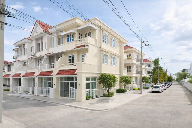 โชคชัย4ให้เช่าทาวน์โฮม3ชั้น4นอน3น้ำ MRT สถานีโชคชัย 4 1กม.ใกล้โรงเรียนสตรีวิทยา 2กม.ขนาด36ตร.ว.พื้นที่ใช้สอย 200 ตร.ม. เหมาะสำหรับพักอาศัย บริษัท สำนักงาน คลินิก และ สตูดิโอ เดินเดินทางสะดวก เชื่อมต่อถนนโชคชัย 4 ลาดพร้าว และเกษตรนวมินทร์  ทำเลศักยภาพ หน้าปากซอยโชคชัย 4 กรุงเทพฯ เช่า 22,999 B-M. ขาย 6.4 ล. 2 km from Satri Witthaya School 3-story townhome for rent in Chokchai 4. 4 bedrooms, 3 bathrooms. 1 km from MRT Chokchai 4 station. 36 sq.wa., 200 sq.m. usable area. Suitable for residence, company, office, clinic