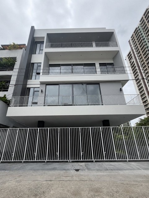 ขายโฮมออฟฟิศใหม่ 5 ชั้นรวมดาดฟ้า พร้อมลิฟท์ สไตล์ Modern Luxury ใจกลางพระราม 9 หลัง Central พระราม9 เดินถึง MRT พระราม 9 *** ราคาขาย 54 ล้านบาท รวมโอนติดต่อ::  ชยา โทร/ID Line:: 0942823961   Link Line:: https://line.me/ti/p/3xFA1An8Kcรหัส # T26-1161 อาคารสร้างใหม่ Super Prime Home Office สไตล์ Modern Luxury๐ อาคารใหม่ 5 ชั้น ใจกลางพระราม 9 หลัง Central Rama 9  เดินถึง MRT พระราม 9๐ ที่ดิน 60 ตร.ว.๐ พื้นที่ใช้สอย 700 + ตร.ม.  ๐ เพดานสูง 2.8 เมตร ทุกชั้น โปร่ง โล่ง สบาย๐ ชั้น 5 เป็น ดาดฟ้าว�