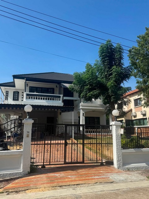 ให้เช่าบ้านเดี่ยว 2 ชั้น 119 ตรว. 4 ห้องนอน หมู่บ้านลดาวัลย์ ศรีนครินทร์ ชอยศรีด่าน14 หน้าโครงการติดสถานีรถไฟฟ้า ศรีแบริ่ง *** ราคาเช่า 90,000 บาท/เดือน ติดต่อ:: ชยา โทร/ID Line:: 0942823961   Link Line:: https://line.me/ti/p/3xFA1An8Kcรหัส# T26-1158บ้านเดี่ยว 2 ชั้น หมู่บ้านลดาวัลย์ ศรีนครินทร์ ชอยศรีด่าน14 หน้าโครงการติดสถานีรถไฟฟ้า ศรีแบริ่ง  ๐ เนื้อที่ 119 ตรว  ๐ 4 ห้องนอน ๐ 5 ห้องน้ำ ๐ 1 ห้องอเนกประสงค์๐ ห้องครัวนอก ๐ ห้องแ�