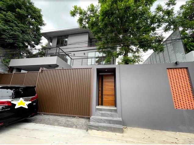 ขายบ้านเดี่ยว 3 ชั้น สไตล์โมเดิร์น พร้อมสระว่ายน้ำส่วนตัว ถนนสุขุมวิท 71 ปรีดีพนมยงค์ 26 ใกล้ทองหล่อ เอกมัย และ BTS พระโขนงราคาขาย 49,000,000 บาทที่ตั้ง ถนนสุขุมวิท 71 ซอยปรีดีพนมยงค์ 26 แขวงคลองตันเหนือ เขตวัฒนา กรุงเทพมหานครติดต่อ : คุณภัสพงณ์ 0634098164Line : deedee23https://www.facebook.com/profile.php?id=61581484955548เนื้อที่ 102 ตารางวา พื้นที่ใช้สอย 700 ตารางเมตร จำนวน 3 ชั้น 5 ห้องนอน 6 ห้องน้ำ จอดรถได้ 3 คันมีห้องแม่บ้าน �
