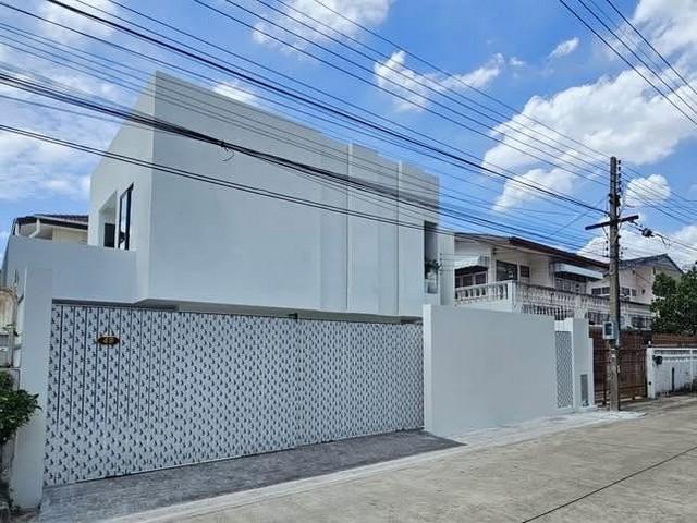 ขายบ้านเดี่ยว 2 ชั้น โชคชัย 4 ซอย 44 รีโนเวทใหม่ทั้งหลัง สไตล์ Modern Private เป็นส่วนตัว โดดเด่นไม่เหมือนใครราคาขาย 11,900,000 บาท (Pre Sale)ที่ตั้ง ถนนโชคชัย 4 ซอย 44 แขวงลาดพร้าว เขตลาดพร้าว กรุงเทพมหานครติดต่อ : คุณภัสพงณ์ 0634098164Line : deedee23https://www.facebook.com/profile.php?id=61581484955548เนื้อที่ 50 ตารางวา พื้นที่ใช้สอย 200 ตารางเมตร จำนวน 2 ชั้น 3 ห้องนอน 4 ห้องน้ำ มี 1 ห้องนั่งเล่น 1 ห้องครัว ห้องอเนกประสงค์ชั้น 1 จอดรถได้ 3 คัน �