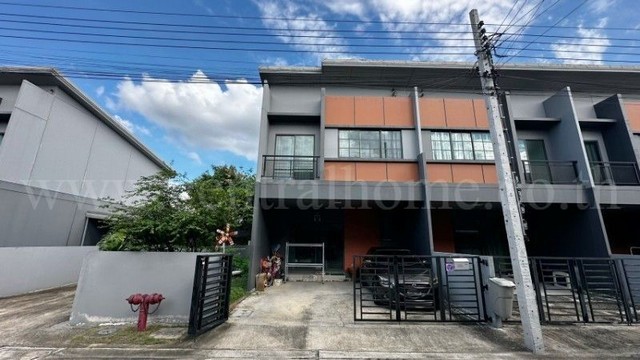รหัสทรัพย์&nbsp;: 7220ทาวน์โฮม หมู่บ้าน สิริ เพลส ราชพฤกษ์ - รัตนาธิเบศร์&nbsp;หลังมุม ทำเลดี ราคาถูก&nbsp;ที่ตั้ง : ถนนบางกรวย - ไทรน้อย ตำบลบางรักพัฒนา อำเภอบางบัวทอง จังหวัดนนทบุรี 11000รายละเอียดทรัพย์-&nbsp;พัฒนาโดย บริษัท แสนสิริ จำกัด (มหาชน)- ทาวน์โฮม 2 ชั้น, ขนาดพื้นที่ 31.2 ตารางวา, พื้นที่ใช้สอย 133 ตารางเมตร&nbsp;แบบ LOFT - หน้ากว้าง 5.7 เมตร- เพดานชั้น 1 สูง&nbsp;2.65 เมตร, ชั้น 2 สูง 2.65 -&nbsp;2.7 เมตร- 4 ห้อ