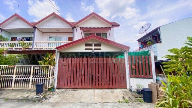 รหัสทรัพย์ : N0981ทาวน์เฮ้าส์ หมู่บ้าน ปรางค์ทิพย์ ซอยนักกีฬาแหลมทอง 1 สภาพใหม่ ราคาถูก พร้อมอยู่ที่ตั้ง : ซอยนักกีฬาแหลมทอง 1 แขวงทับช้าง เขตสะพานสูง กรุงเทพมหานคร 10250รายละเอียดทรัพย์&nbsp;- ทาวน์โฮม 2 ชั้น ขนาดพื้นที่ 28.4 ตารางวา พื้นที่ใช้สอย 96 ตารางเมตร- 2 ห้องนอน, 2 ห้องน้ำ, 1 ห้องรับแขก, 1 ห้องครัว, 2 ที่จอดรถ&nbsp;- แอร์ 2 เครื่อง, เครื่องทำน้ำอุ่น 1 เครื่อง- กล้องวงจรปิด 4 ตัว- พื้น�