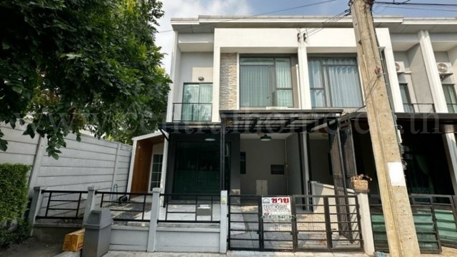 รหัสทรัพย์&nbsp; 7092ทาวน์โฮม 2 ชั้น พลีโน่ ปิ่นเกล้า-จรัญฯ พร้อมอยู่ ใกล้รถไฟฟ้า หลังริมที่ตั้ง :&nbsp;ถนนบางกรวย-จงถนอม ตำบลวัดชลอ อำเภอบางกรวย จังหวัดนนทบุรี 11130รายละเอียดทรัพย์- พัฒนาโดย บริษัท เอเชี่ยน พร็อพเพอร์ตี้ จำกัด- ทาวน์โฮม 2 ชั้น ขนาดพื้นที่ 25.2 ตารางวา พื้นที่ใช้สอย 106 ตารางเมตร&nbsp;- 3 ห้องนอน, 2 ห้องน้ำ, 1 ห้องครัว, 1 ห้องรับแขก, 1 ที่จอดรถ- แอร์ 4 เครื่อง, เครื่องทำน้ำอุ�