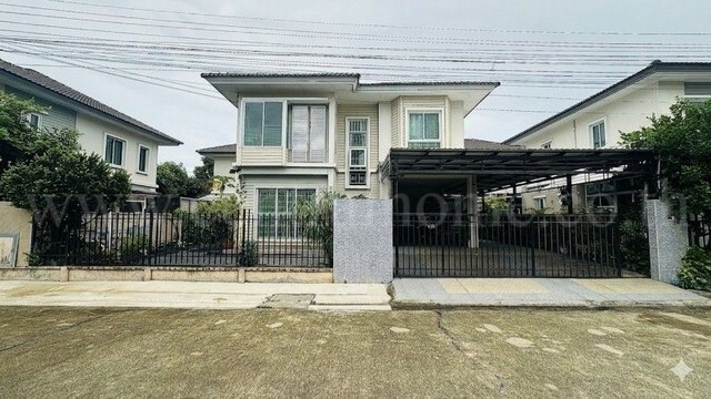 รหัสทรัพย์ : N1318บ้านเดี่ยว พฤกษาวิลเลจ ซีนเนอรี่ 28 บางใหญ่ นนทบุรี ถูกที่สุดพร้อมอยู่ที่ตั้ง :&nbsp;ตำบลเสาธงหิน อำเภอบางใหญ่ จังหวัดนนทบุรี 11140รายละเอียดทรัพย์&nbsp;- บ้านเดี่ยว 2 ชั้น เนื้อที่ 52 ตารางวา&nbsp;พื้นที่ใช้สอย 150 ตารางเมตร- 3 ห้องนอน,&nbsp;2&nbsp;ห้องน้ำ, 1 ห้องรับแขก, 1 ห้องครัว, 2 ที่จอดรถ-&nbsp;บ้านเย็นสบาย ไม่ร้อนแดดบ่าย- บ้านหันทางทิศเหนือ&nbsp;สิ่งอำนวยความสะดวก- ระบบรักษาคว�