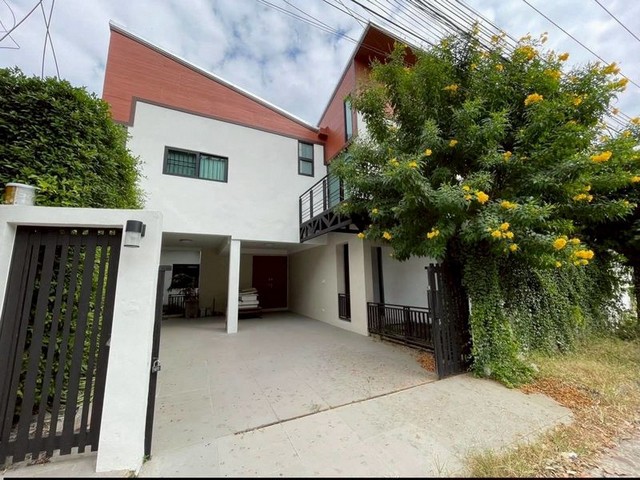 บ้านหลังใหญ่มหิดล ทำเลดีมากราคา 6.9 ล้านบ้านเดี่ยว 5 ห้องนอน 6 ห้องน้ำพื้นที่ 65 ตารางวาพื้นที่ใช้สอย 290 ตรม.ทำเลดีมาก ตรงข้ามบ้านมี big c mini เดิน 1 นาทีทางเข้ามี tesco lotus / ปตท. / 7/11บ้านอยู่ตรงข้ามโครงการ mahidol backyardอยู่เส้นมหิดล ทางไปสนามบิน(ซอยเดียวกับ Arise condo มหิดล / muchroom cafe)ใกล้ห้าง ใกล้สนามบิน ใกล้โรงเรียนเข้าออกได้หลายทาง- 4 นาทีถึงสนามบินเชียงใหม่ (3 km)- 4 นาทีถึงเซ็นทรัลเชียงใหม่แอร