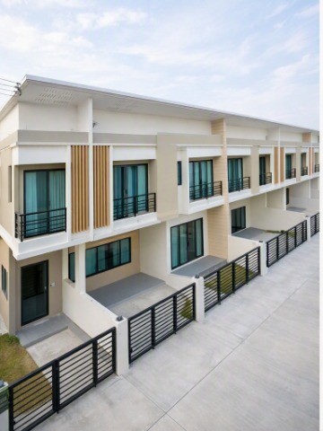 ผนัง Double Wall ไดนาสตี้ ถ.พนัสนิคม-ชลบุรี ติดถนนสุขประยูร  27ตร.ว.163 ตร.ม. บ้านพรีเมียม 2 ชั้น ทาวน์โฮม 3 นอน 3 น้ำ ใกล้