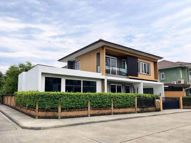ขายบ้านเดี่ยว 2 ชั้น โครงการโกลเด้น วิลเลจ อ่อนนุช-พัฒนาการ ซอยอ่อนนุช 65 หลังมุม โซนหน้าหมู่บ้าน ใกล้ APL สถานีบ้านทับช้าง ** หมายเหตุ เฟอร์นิเจอร์บางรายการในภาพไม่รวม **ราคาขาย 9,800,000 บาท ( โอนคนละครึ่ง )ที่ตั้ง ถนนอ่อนนุช ซอยอ่อนนุช 65 แยก 14 แขวงประเวศ เขตประเวศ กรุงเทพมหานครติดต่อ : คุณภัสพงณ์ 0634098164Line : deedee23https://www.facebook.com/profile.php?id=61581484955548เนื้อที่ 73.60 ตารางวา พื้นที่ใช้สอย 330 ตารางเมตร จ�