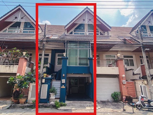 ขายทาวน์โฮม 3 ชั้นครึ่ง เมอริท เพลส ลาดพร้าว 87 ใกล้ CDC และ Central EastVilleทาวน์โฮมทำเลดี อยู่หลัง CDC เดินทางสะดวก เข้า–ออกได้หลายเส้นทาง ทั้งลาดพร้าว 87, ลาดพร้าว 101 เลียบด่วนเอกมัย–รามอินทรา เหมาะสำหรับอยู่อาศัยหรือใช้เป็น Home Officeราคาขาย 3,690,000 บาทค่าโอนคนละครึ่งรายละเอียดทรัพย์• ทาวน์โฮม 3 ชั้นครึ่ง พร้อมห้องใต้หลังคา• ที่ดิน 20 ตร.ว.• พื้นที่ใช้สอยประมาณ 180 ตร.ม.• 2 ห้องนอน• 3 ห้อ�