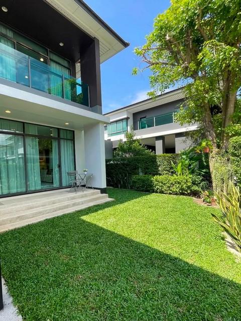 ให้เช่าบ้านเดี่ยว 2 ชั้น หมู่บ้าน เศรษฐสิริ กรุงเทพกรีฑา รีโนเวทใหม่ ใกล้ รร.นานาชาติไบรท์ตัน และเวลลิงตัน*** ราคาเช่า 75,000 บาท/เดือนติดต่อ คุณช่อผกา โทร 0616198565 LINE 0616198565สำรอง LINE 0812523279 ส่งลิ้งก์ไว้ได้เลยรหัส# T26-1014บ้านเดี่ยว 2 ชั้น หมู่บ้านเศรษฐสิริ กรุงเทพกรีฑา รีโนเวทใหม่• ขนาด 58 ตรว• พื้นที่ใช้สอย 232 ตรม• 4 ห้องนอน• 3 ห้องน้ำ• 2 ที่จอดรถ• เฟอร์นิเจอร์และเครื่องใช้ไฟฟ้าครบพร้�