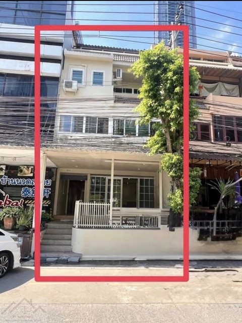 ให้เช่าโฮมออฟฟิศ 4 ชั้น 360 ตรม. ติดถนนทวีมิตร พระราม 9 ซอย 7 ใกล้แยก อสมท. ใกล้ MRT พระราม 9 ตกแต่งพร้อมใช้ *** ราคาเช่าทั้งอาคาร 110,000 บาท/เดือน ( จดทะเบียนบริษัทได้) ติดต่อ:: ชยา โทร/ID Line:: 0942823961   Link Line:: https://line.me/ti/p/3xFA1An8Kcรหัส# T26-636 โฮมออฟฟิศ 4 ชั้น พระราม 9 ซอย 7 ใกล้แยก อสมท. ใกล้ MRT พระราม 9 ตกแต่งพร้อมใช้ • ทำเลทองใจกลางกรุงเทพฯ เดินทางสะดวก ใกล้ MRT พระราม 9 และทางด่วน • เหมาะสำหรับทำสำนักงาน ห้องเร�