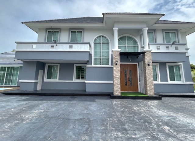 บ้านเช่าหรู  บ้านเดี่ยวหลังใหญ่แปลงมุม(ออเงิน รามอินทรา) #HouseForRentBangkokบ้าน2ชั้น +สระว่ายน้ำส่วนตัว +พร้อมเรือนรับรอง• 320 ตารางเมตร• พื้นที่ 400 ตารางวา (1 ไร่)• สวนรอบบ้าน และโซนซักล้าง• 5ห้องนอน 6ห้องน้ำ• 1ห้องรับแขก และ 1 เรือนรับรอง• 1ห้องแม่บ้าน 1ห้องน้ำ• แอร์มีทุกห้อง• เฟอร์นิเจอร์ครบ พร้อมเข้าอยู่• จอดรถได้6คันโครงการนี้มีจำนวนยูนิตน้อย 50หลังบรรยากาศดี  ให้ความเป็น
