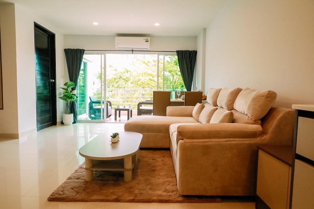WONGAMAT PRIVACY — ขายเพียง 4.4 ล้านบาท!คอนโด 2 ห้องนอน ขนาด 81 ตร.ม.พร้อมเฟอร์นิเจอร์และเครื่องใช้ไฟฟ้าครบ พร้อมเข้าอยู่ - 2 ห้องนอน- 2 ห้องน้ำ- อ่างอาบน้ำ- ครัว Built-in ครบชุด- Giant Built-in Wardrobe- ทีวี 65” ห้องนั่งเล่น- ทีวี 50” ห้องนอน- เครื่องซักผ้า- เครื่องทำน้ำอุ่น- ไมโครเวฟ- ระเบียงขนาดใหญ่- ห้องนั่งเล่นกว้าง- เฟอร์นิเจอร์ Built-in ครบทำเลดี ใกล้ทุกสิ่งที่ต้องการ- หาดวงศ์อมาตย์ ~600–900 ม.- Terminal 21 ~1.5–2.3 กม.- หาด�