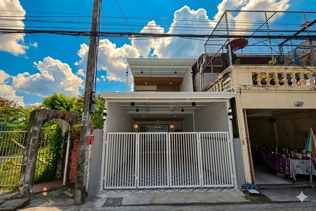 ????บ้านเรวดี-ติดสถานีรถไฟฟ้าศูนย์ราชการนนทบุรี ซอยเรวดี 22-รัตนาธิเบศน์ ซอย 9 (เข้า-ออก 2 ทาง)????บ้านทาวน์เฮ้าส์หลังมุม 25 ตารางวา 4 นอน 2 น้ำ????จอดรถในบ้านได้ 1 คัน บ้านเลขที่ 23 มีเทอเรส????บ้านหันหน้าทิศตะวันออก????ติดถนนเพียง 100 เมตร????แถมฟรี????-โซฟา Index????-โต๊ะกลาง Index + ชั้นวางของ-โต๊ะวางทีวี+ ชั้นวางทีวี Index-โต๊ะอาหารพร้อมเก้าอี้4ที่นั่ง Index-ชุดสนามพร้อมเก้าอี้และโต๊ะกลาง Index-ปั๊มน�