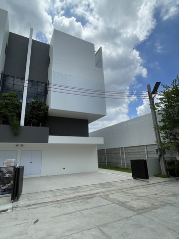 ให้เช่าโฮมออฟฟิศ 3.5 ชั้น หลังมุม 270 ตรม. ARKIN วิภาวดี ดอนเมือง ใกล้ทางด่วน ใกล้ดอนเมือง พร้อมเฟอร์นิเจอร์ *** ราคาเช่า 95,000 บาท/เดือน ติดต่อ:: ชยา โทร/ID Line:: 0942823961   Link Line:: https://line.me/ti/p/3xFA1An8Kcรหัส# T26-919โฮมออฟฟิศ 3.5 ชั้น Smart Home หลังมุม อาคิน วิภาวดี ARKIN VIBHAVADI• เนื้อที่ 41.4 ตรว.• พื้นที่ใช้สอย 270 ตรม.  • 3 ห้องนอน  4 ห้องน้ำ• 3 ที่จอดรถ  • Smart Home หลังมุม หันหน้าทิศเหนือ • มีเพียง 32 ยูนิตในโครงการฟังก์ชันบ้าน• ชั้น 1 : L