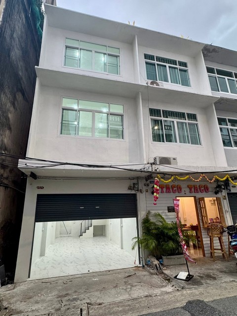 รหัส# T26-910 ให้เช่าอาคาร 4 ชั้นพร้อมดาดฟ้า ซอยสาทร 11 แยก 3 รีโนเวทใหม่ทั้งหลัง ใกล้ BTS เซนต์หลุยส์*** ราคาเช่า 50,000 บาท/เดือนติดต่อ::  ชยา โทร/ID Line:: 0942823961   Link Line:: https://line.me/ti/p/3xFA1An8Kcรหัส# T26-910อาคาร 4 ชั้นพร้อมดาดฟ้า ซอยสาทร 11 แยก 3  รีโนเวทใหม่ทั้งหลัง ใกล้ BTS เซนต์หลุยส์ • พื้นที่บ้าน: 180 ตร.ม.• จำนวนห้อง: สามารถกั้นห้องได้ 4-6 ห้อง ตามการใช้สอย• 3 ห้องอาบน้ำและห้องน้ำ สามารถทำแยกชายและหญิง แต่ละชั้
